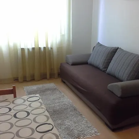 Liliana Apartman *