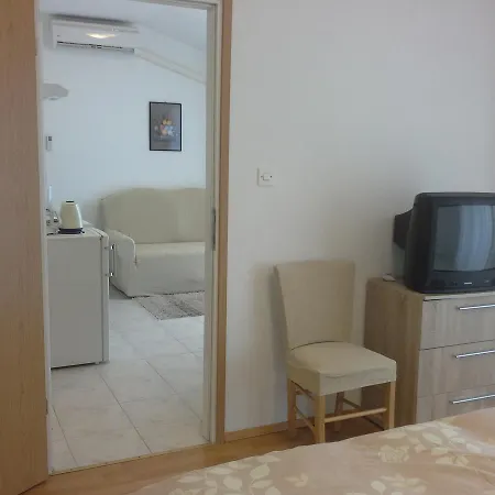 Liliana Apartman *